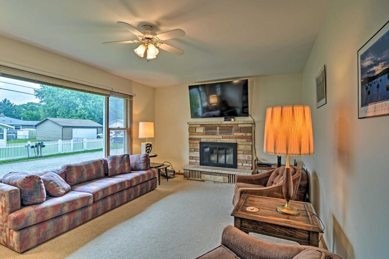 Lake Huron House With Grill And Beach Access! East Tawas Kültér fotó
