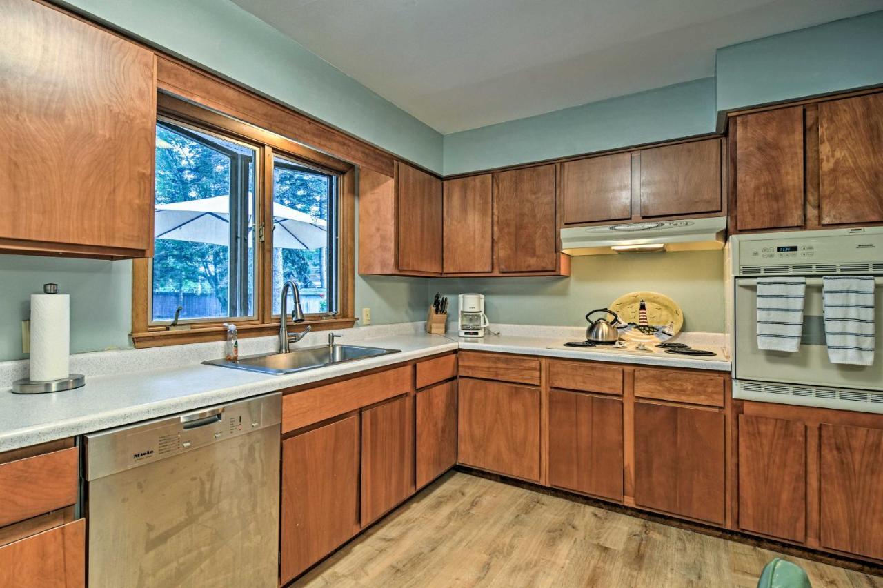 Lake Huron House With Grill And Beach Access! East Tawas Kültér fotó