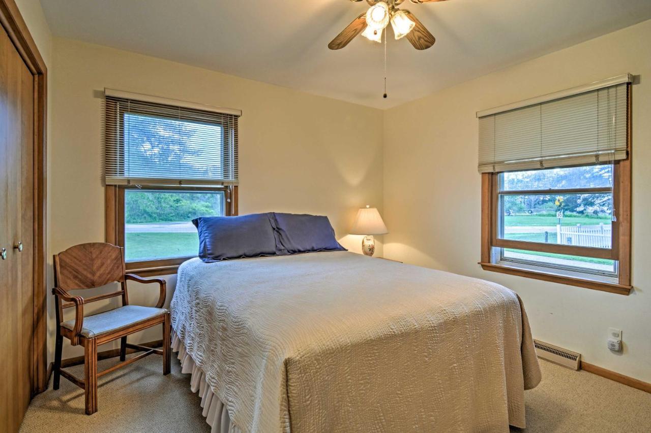 Lake Huron House With Grill And Beach Access! East Tawas Kültér fotó