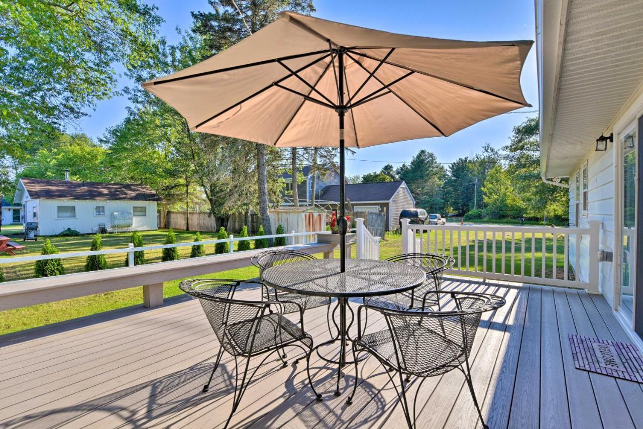 Lake Huron House With Grill And Beach Access! East Tawas Kültér fotó