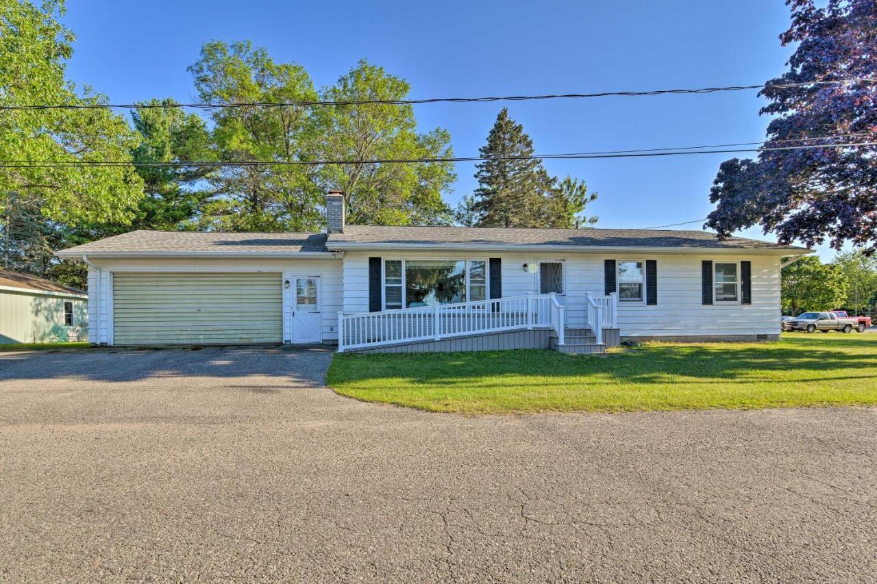 Lake Huron House With Grill And Beach Access! East Tawas Kültér fotó