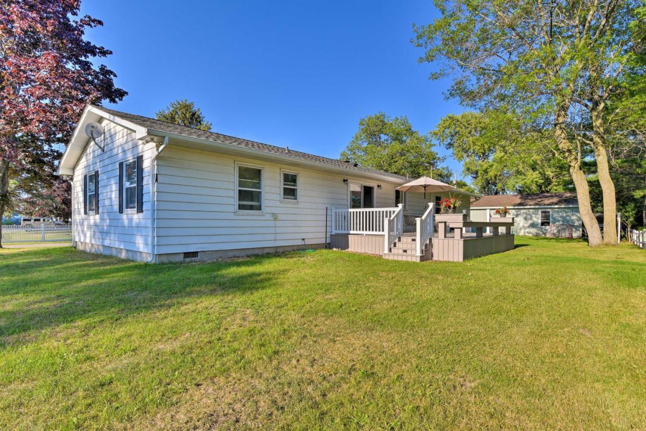 Lake Huron House With Grill And Beach Access! East Tawas Kültér fotó
