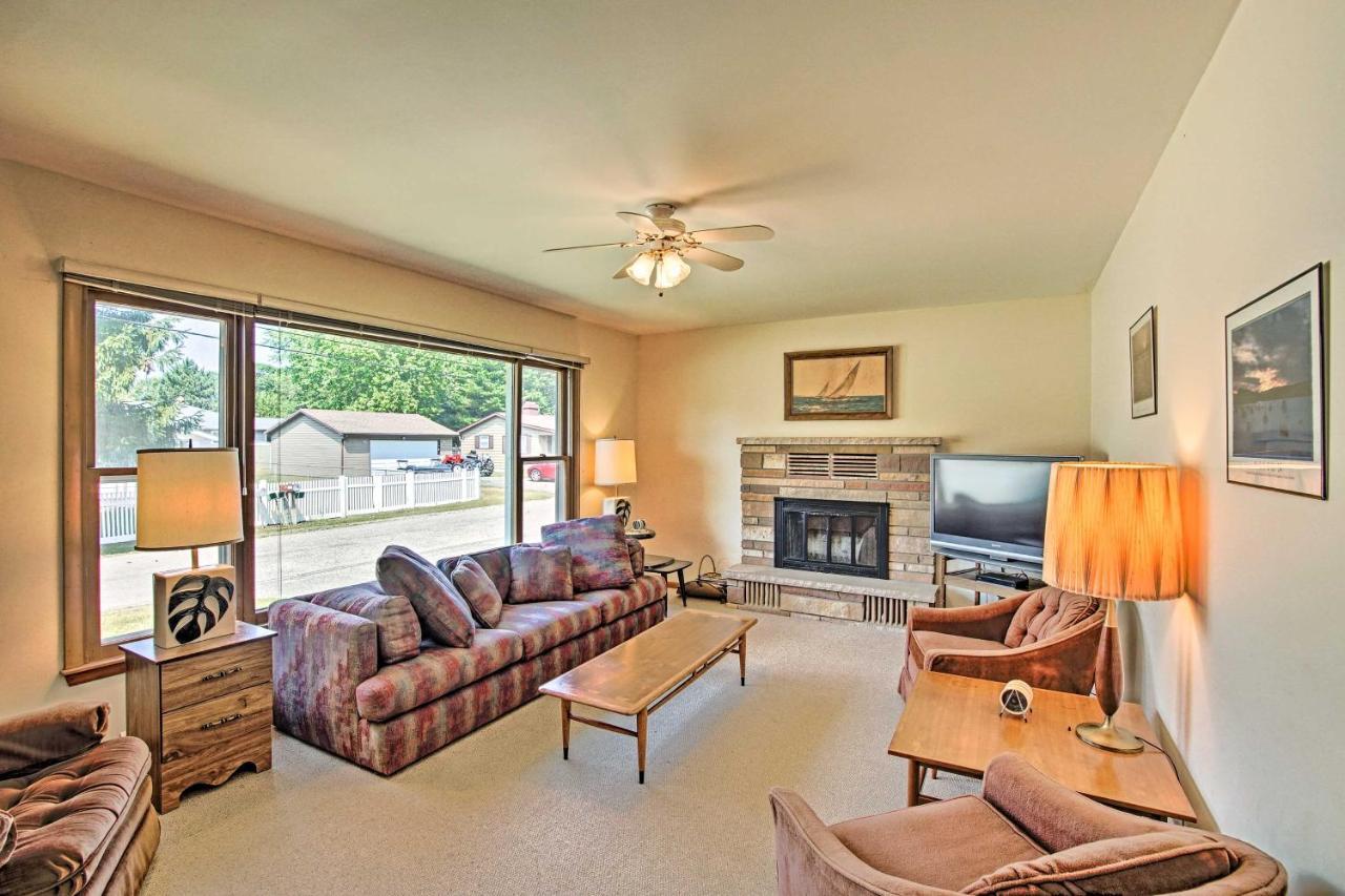 Lake Huron House With Grill And Beach Access! East Tawas Kültér fotó